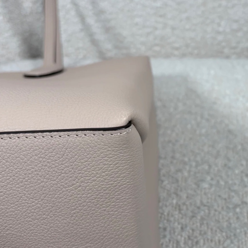 Authentic Pre-Owned Louis Vuitton Greige Grained Calfskin Lockme Shopper - Picture 9 of 16
